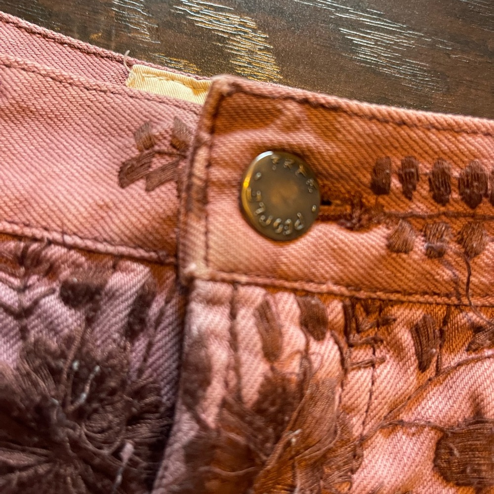 Free people shorts. Size 26. Embroidered floral flowers. mauve - Picture 3 of 8